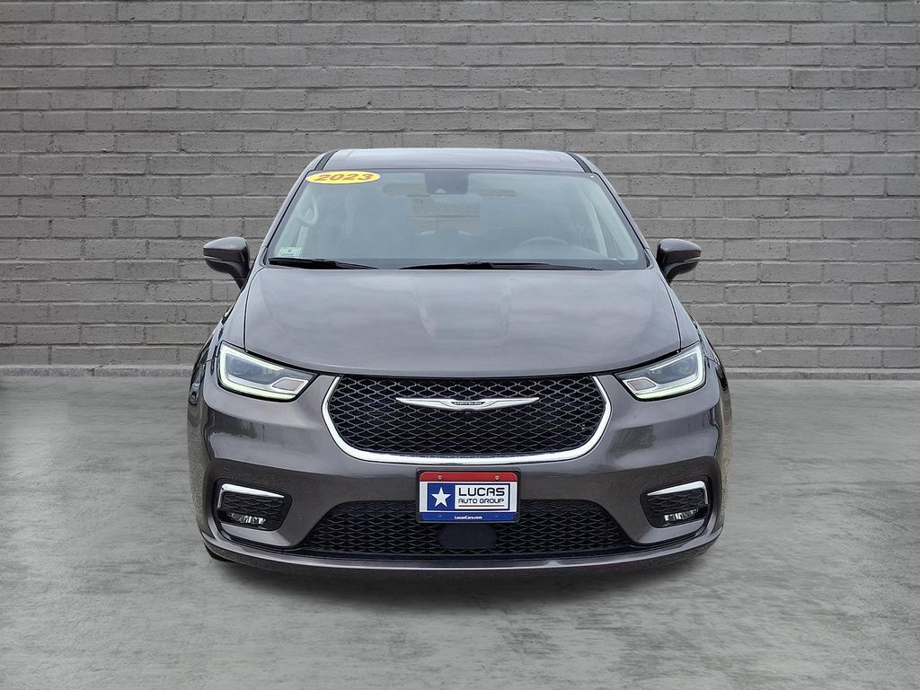Used 2023 Chrysler Pacifica Touring-L FWD image 4