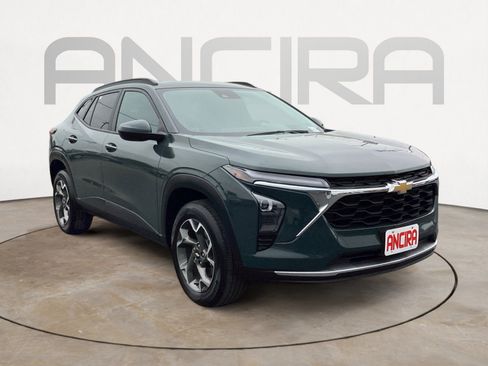 Used 2025 Chevrolet Trax LT FWD image 7