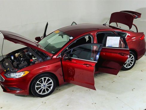 Used 2017 Ford Fusion SE image 25