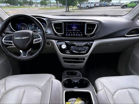 Used 2017 Chrysler Pacifica Touring-L Plus FWD image 11