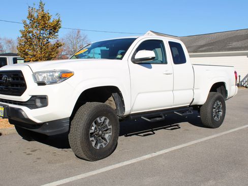 Used 2019 Toyota Tacoma SR w/ SR Convenience Package image 2