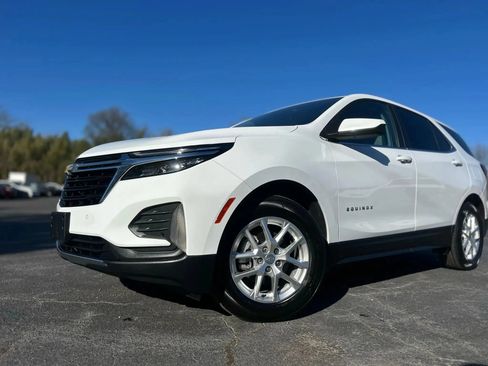 Used 2022 Chevrolet Equinox LT w/ Driver Convenience Package FWD image 2