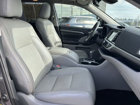 Used 2019 Toyota Highlander Limited image 26
