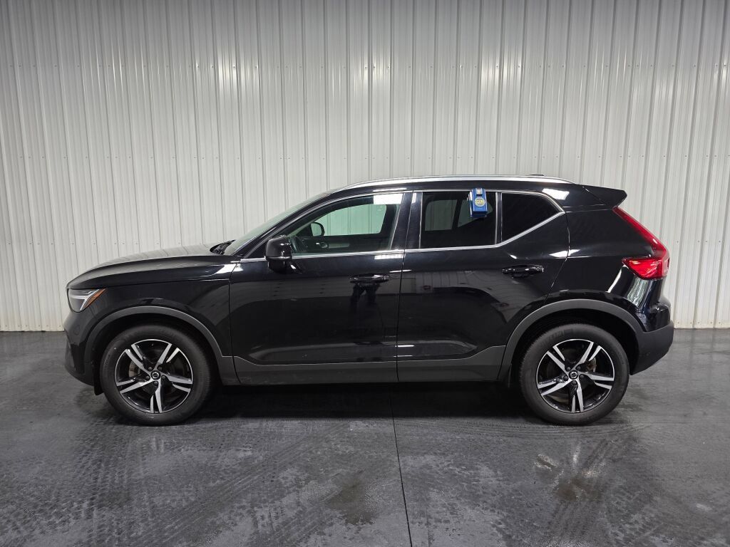 Used 2023 Volvo XC40 B5 Plus AWD/4WD image 4