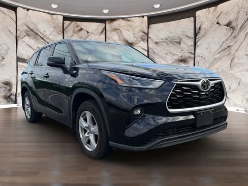 Used 2021 Toyota Highlander LE AWD/4WD image 3