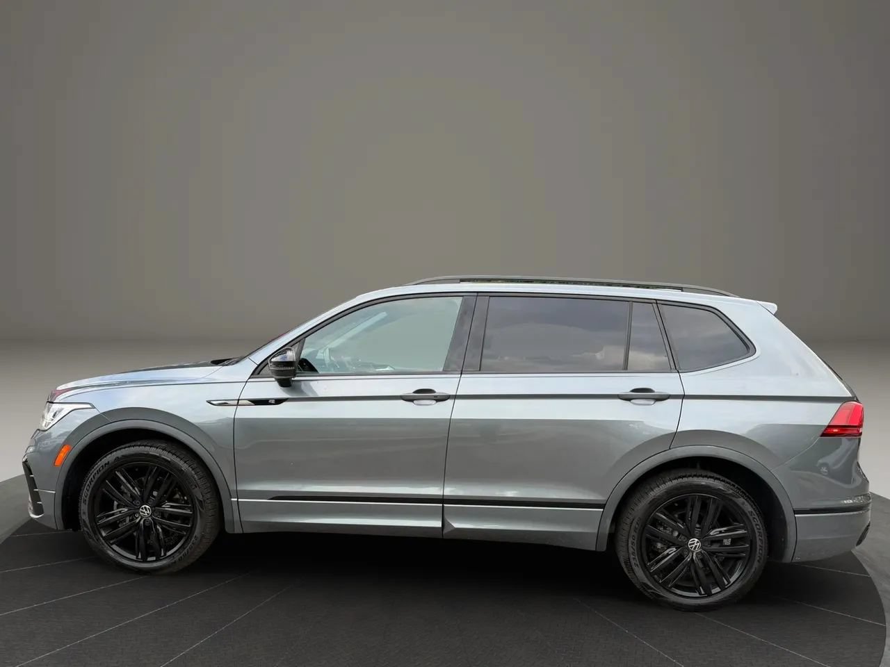 Used 2022 Volkswagen Tiguan SE R-Line FWD image 7