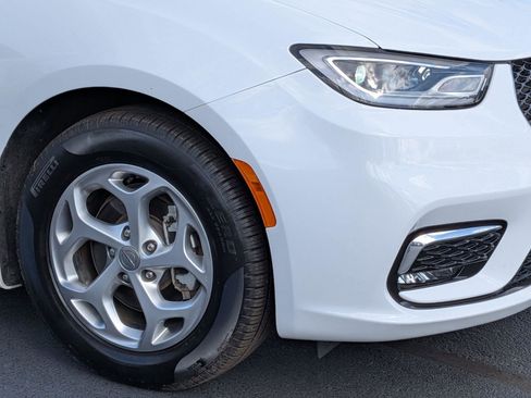 Used 2024 Chrysler Pacifica Limited image 9