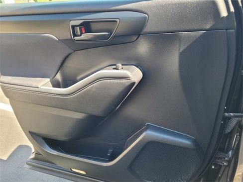 Used 2023 Toyota Highlander LE image 15
