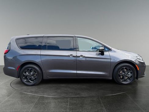 Used 2023 Chrysler Pacifica Touring-L w/ S Appearance Package FWD image 10