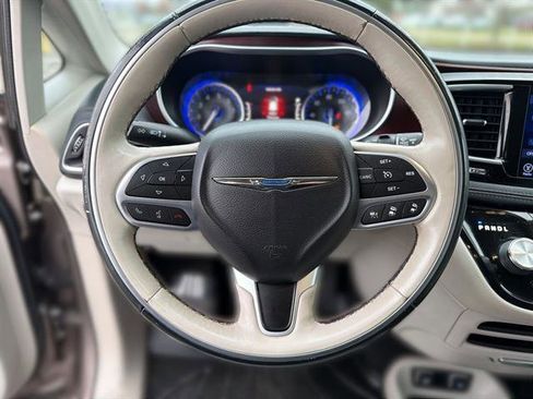 Used 2017 Chrysler Pacifica Limited w/ Advanced Safetytec Group image 35