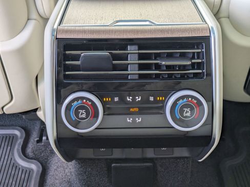 Used 2025 Land Rover Range Rover SV image 24