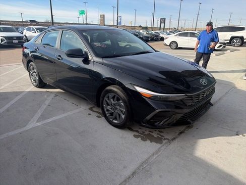 Used 2024 Hyundai Elantra SEL image 3