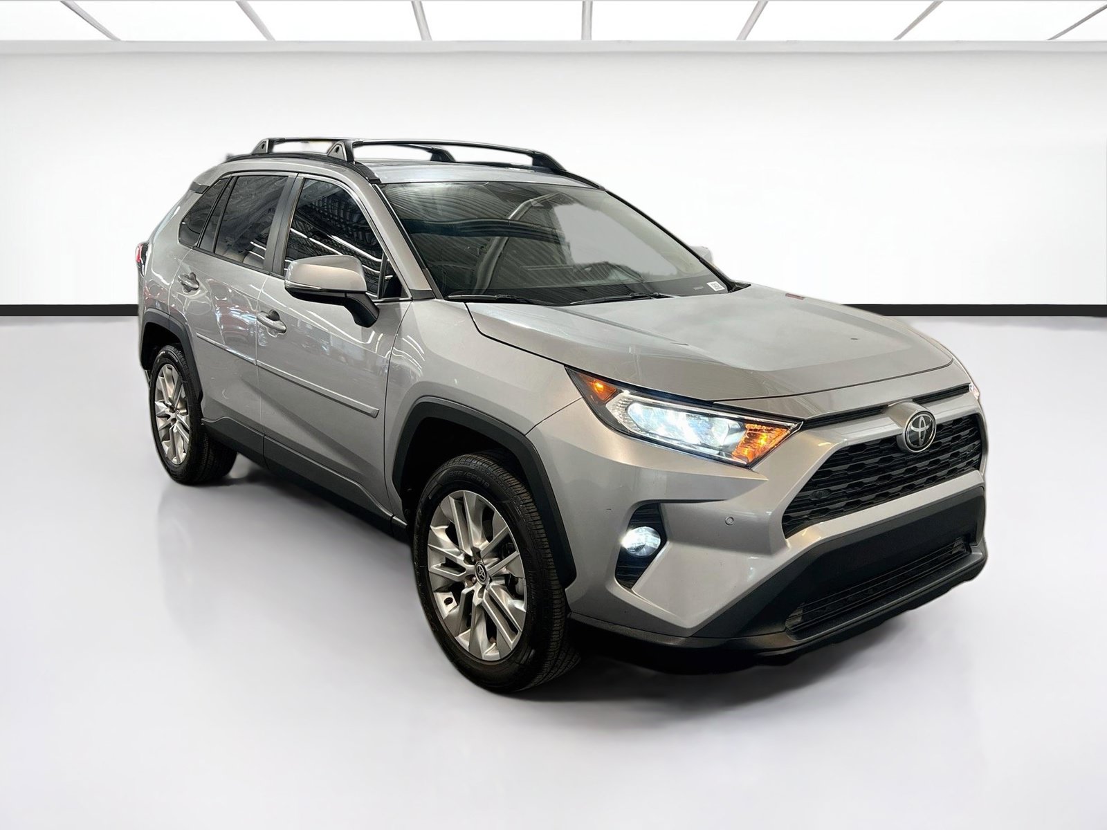 Used 2021 Toyota RAV4 XLE Premium FWD image 3