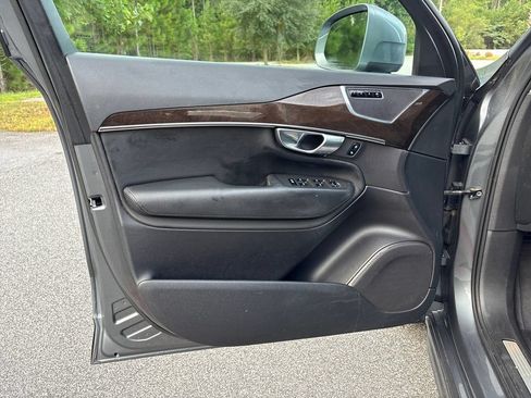 Used 2018 Volvo XC90 T5 Momentum w/ Convenience Package FWD image 3