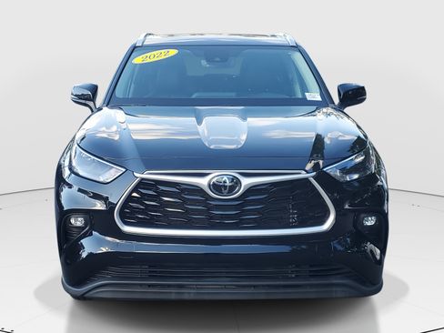 Used 2022 Toyota Highlander XLE image 2