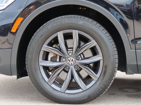Used 2023 Volkswagen Tiguan SE w/ Panoramic Sunroof Package FWD image 14