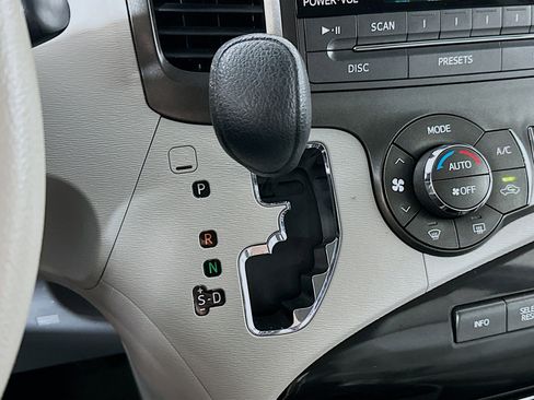 Used 2014 Toyota Sienna LE FWD image 17