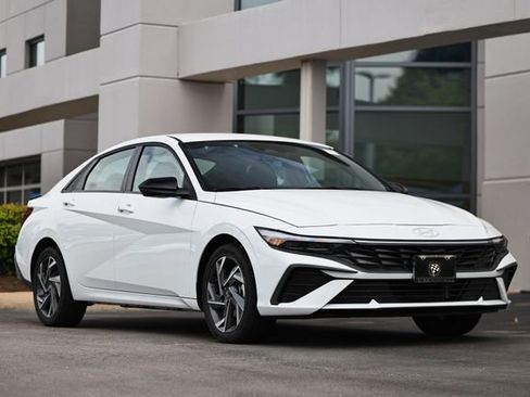 Certified 2025 Hyundai Elantra SEL FWD image 1