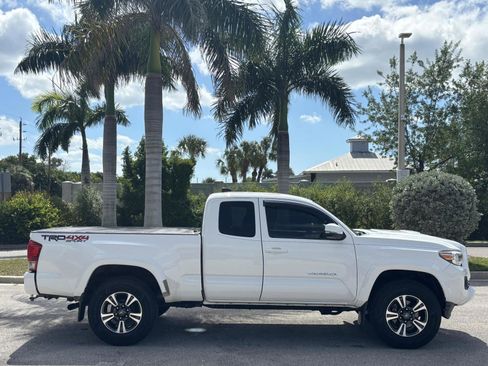 Used 2017 Toyota Tacoma TRD Off-Road image 4