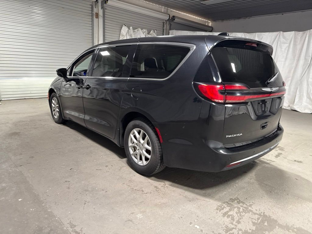 Used 2023 Chrysler Pacifica Touring-L FWD image 5