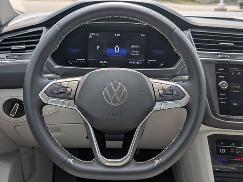 Used 2022 Volkswagen Tiguan SE AWD/4WD image 19