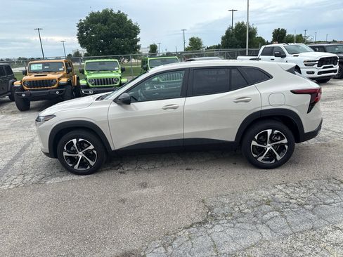 Used 2026 Chevrolet Trax RS w/ Sunroof Package FWD image 9