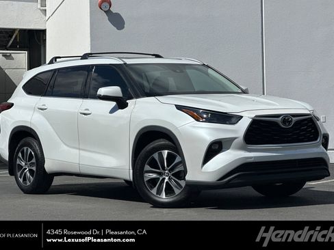 Used 2022 Toyota Highlander XLE AWD/4WD image 1