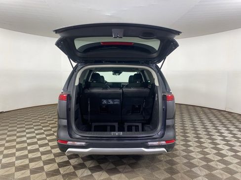 Used 2023 Kia Carnival LX image 7
