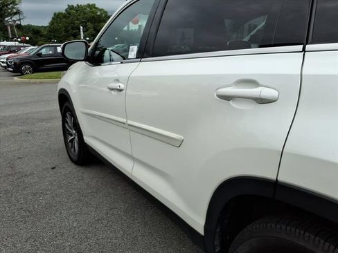 Used 2019 Toyota Highlander XLE AWD/4WD image 10