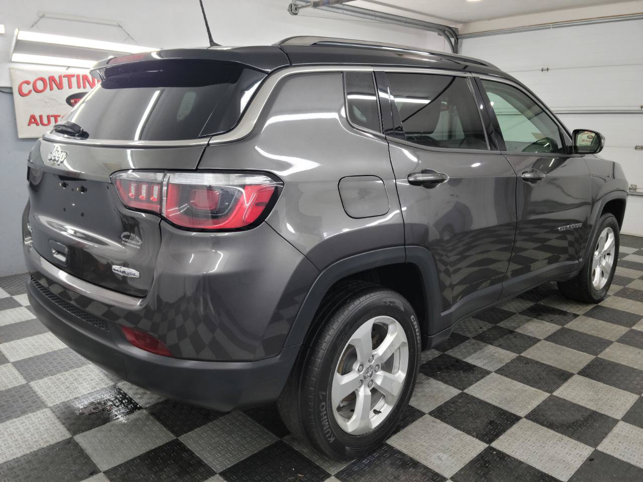 Used 2018 Jeep Compass Latitude w/ Popular Equipment Group AWD/4WD image 4