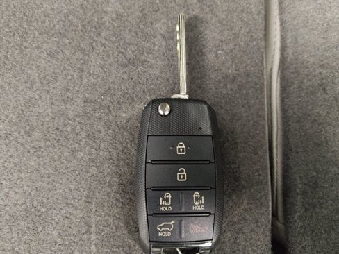 Used 2017 Kia Sedona LX FWD image 32