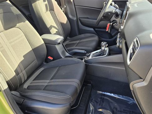 Used 2023 Hyundai Venue SEL image 18