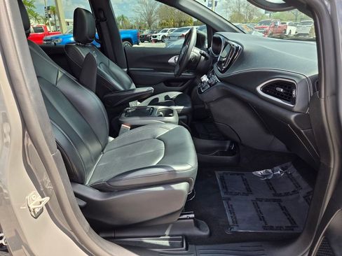 Used 2023 Chrysler Pacifica Touring-L w/ S Appearance Package image 18