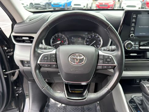 Used 2021 Toyota Highlander XLE AWD/4WD image 16