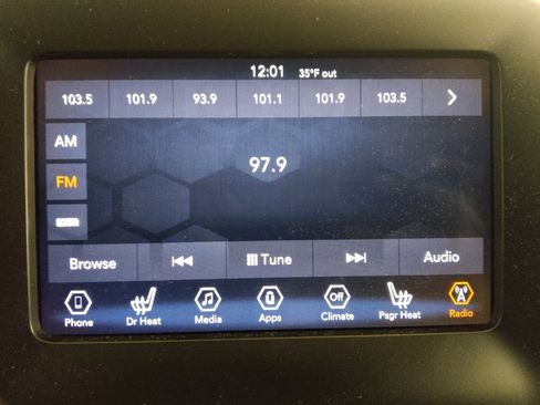 Used 2019 Jeep Cherokee Latitude Plus w/ Cold Weather Group AWD/4WD image 25