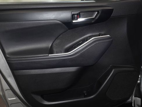 Used 2022 Toyota Highlander XLE image 26