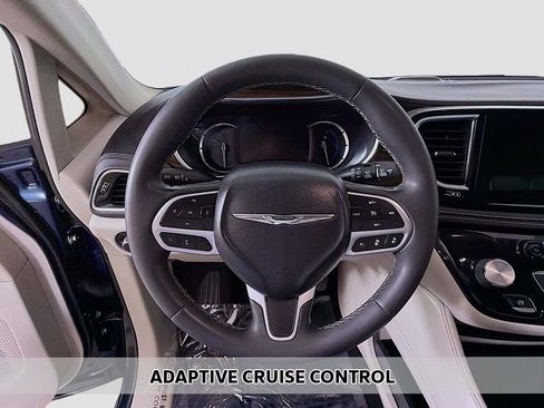 Used 2023 Chrysler Pacifica Limited w/ Uconnect Theater Family Group FWD image 8