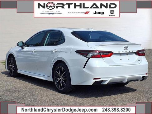 Used 2023 Toyota Camry SE image 2