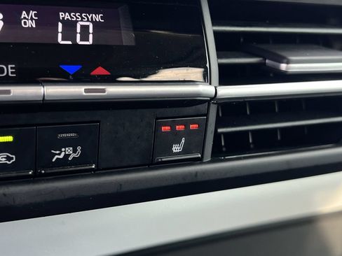 Used 2025 Toyota Sienna XLE FWD image 19