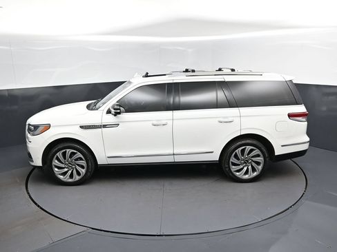 Used 2023 Lincoln Navigator Reserve AWD/4WD image 32