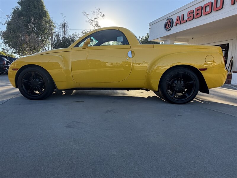 Used 2004 Chevrolet SSR w/ Preferred Equipment Group RWD image 2