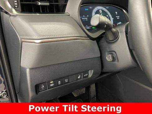 Used 2024 Toyota Venza Limited image 6