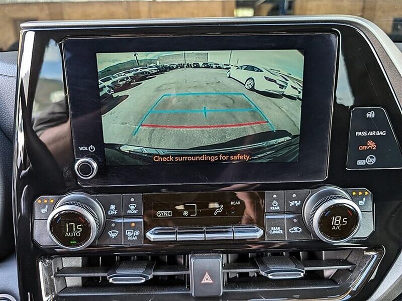 Used 2025 Toyota Highlander XLE AWD/4WD image 25