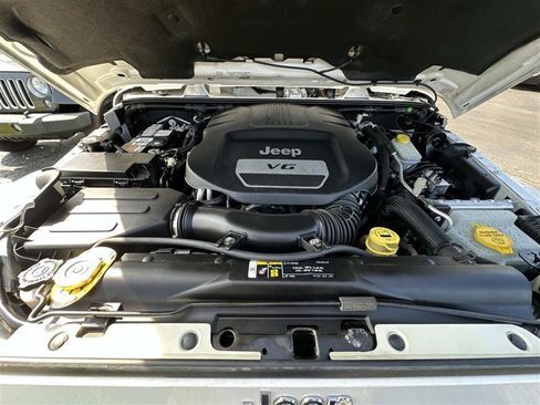 Used 2018 Jeep Wrangler Sahara w/ Connectivity Group AWD/4WD image 7