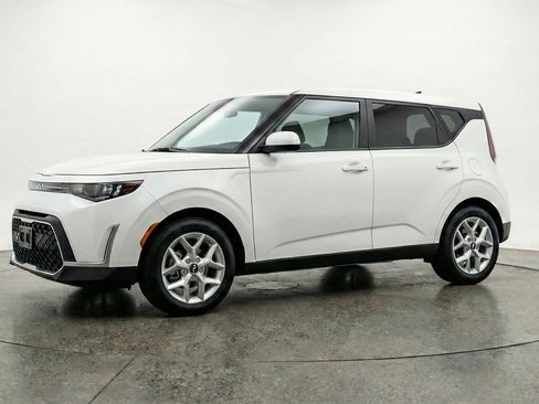 Used 2025 Kia Soul LX w/ LX Technology Package FWD image 3