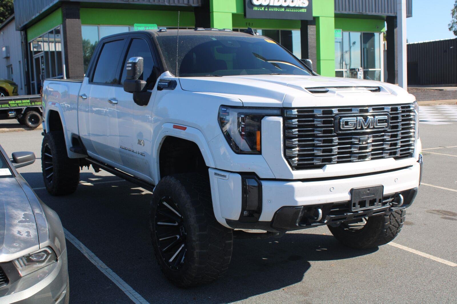 Used 2024 GMC Sierra 2500 Denali Ultimate AWD/4WD image 3
