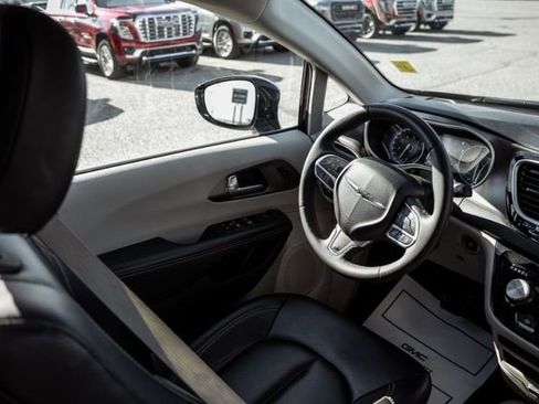 Used 2024 Chrysler Pacifica Touring-L image 38