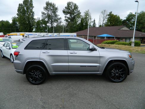 Used 2017 Jeep Grand Cherokee Altitude AWD/4WD image 9
