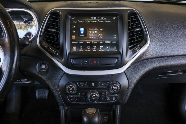 Used 2018 Jeep Cherokee Latitude Plus w/ Comfort/Convenience Group FWD image 13