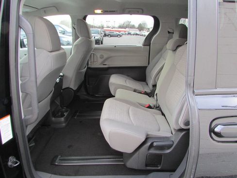 Used 2024 Toyota Sienna LE image 5